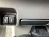 USB電源ソケットが運転席の足元にございますのでドライブ中の充電もバッチリです☆彡