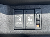 運転席右側に電動スライドドアのスイッチがついています。
