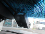 フロントガラスにはドライブレコーダーも装備させております。