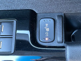 運転席ドアポケットのところにシートヒーターのスイッチがついています。