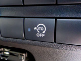 アイドリングストップは信号待ちなどの停車時にエンジンを自動的にストップさせてガソリン消費をセーブ。ブレーキを離す、またはステアリングを動かすと再始動。メインスイッチでOFFにもできます。