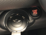 ●キーレスキー:ドアの開閉がボタン操作で簡単に出来ます。キーを差し込むことでボタンを押すとエンジンの始動が出来ます。