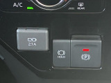 【電動パーキングブレーキ】ボタンを手前に引くだけでパーキングブレーキがロック!発進時にはボタンを押すとパーキングブレーキが簡単に解除される優れものです!