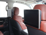 後席モニターを搭載。ディスプレイをフロントシートのシートバックに2台設置。ディスプレイの角度調整で快適な視聴を実現しています。