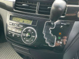【オートエアコン】設定した車内温度を保ち、風量、風向を自動調整!便利なオートエアコン付!
