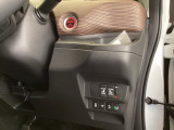 便利なパワースライドドアや、横滑りを防ぐVSAなどのスイッチは、運転席の右側、手の届きやすい位置にあります。