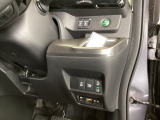 高速で便利なETC、電動スライドドア、燃費をよくするECON、横滑りを防ぐVSAなどのスイッチは、運転席の右側、手の届きやすい位置にあります。