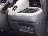 ヘッドライトの角度を調整出来るレべリングダイヤルと、横滑りを防止するVSAのスイッチは運転席の右側、手の届きやすい位置にあります。