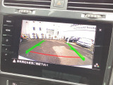 リヤビューモニター搭載。ギヤセレクターレバーをリバース(R)に入れると、リヤエンブレムに内蔵されたカメラが後方の映像をディスプレイに映し出し車両後退時の安全をサポートします。