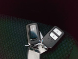 カバンに入れたままでも、ドアの解錠・施錠、エンジンスタートが可能なスマートキーは2個セットです。