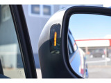 スバルリヤビークルディテクション 車体後部に内蔵のセンサーにより自車の後側方から接近する車両を検知。ドアミラーのLEDインジケーターや警報音でドライバーに注意を促します。