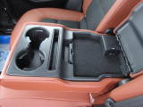 後席シートのアームレスト内には2.1Vの充電専用のUSBポートを搭載。後席パッセンジャーも携帯電話など充電しながら楽しくドライブ????