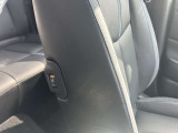 後席のシートヒーターの操作パネルは助手席背もたれのサイドに装備。