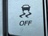 【横滑り防止装置】車両の横滑りを感知すると、自動的に車両の進行方向を保つように車両を制御します。雨の日など滑りやすい路面状況でも安全な運転が可能です。