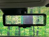 【問合せ:0776-53-4907】【インテリジェントルームミラー】後席の大きな荷物や同乗者で後方が確認しづらい時でも安心!カメラが撮影した車両後方の映像をルームミラー内に表示。