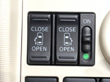 【問合せ:0749-27-4907】【両側パワースライドドア】スマートキーや運転席のスイッチで後席両側スライドドアの開閉が可能♪電動だから力を入れてドアを開ける必要が無く、簡単に開け閉めできます。