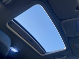 ●サンルーフ:開放感たっぷりの希少装備、サンルーフが装着されています!車内に明かりを取り入れたり景色を楽しむ以外にも、車内の空気も簡単に換気できて快適です!