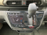 オートエアコンでパネルタッチするだけで操作が可能です(^^)☆AUTOにすれば簡単に車内の空調を快適に調整してくれます♪嬉しいシートヒーター付き(^^)