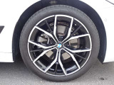 【BMWアロイホイール】軽量かつ強度に拘ったアロイホイール。走行性能ポテンシャルを引き出す設計。タイヤのサイドウォールが強化されたランフラットタイヤは、パンク時にタイヤがつぶれてもリムから外れません。