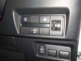 電動スライドドアです!車内や、インテリジェントキーからの開閉や、ドアハンドルに付いたスイッチを押すだけでワンタッチでドアの開閉が可能です。両手が塞がっているときなどに便利ですね!
