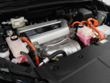 2AR-FXE型 2.5L 直4 DOHCエンジンと2JM型 交流同期電動のハイブリッドシステム搭載、駆動方式はFFです。