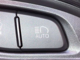 対向車のライトや先行車のテールランプなど周囲の明るさを検知して、ハイビームとロービームを自動で切り替えます。