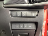 i-stopや各種安全機能のON/OFFのボタンが運転席右側に付いています。状況に応じて切替が可能です。電動パワーシートのメモリーボタンやパワーリフトゲートの開閉ボタンも付いています☆