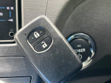 【スマートキー】カバンやポケットに入れたままでもドアの施錠・解錠が可能なスマートキーを装備。エンジンのオン・オフ時もカギを取り出す必要が無いからとっても便利です♪