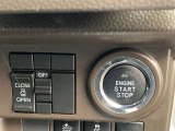 片側電動スライドドアのスイッチ付です。車内からもスイッチひとつで楽にドアの開閉が可能です。 バッグやポケットにキーを入れっ放しでもエンジンON/OFFできるエンジンスイッチ。