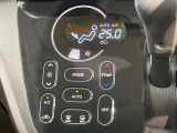 【オートエアコン】一度お好みの温度に設定すれば、車内の温度を検知し風量や温度を自動で調整。暑い…寒い…と何度もスイッチ操作をする必要はありません。快適な車内空間には必須の機能ですね♪【オートライト】周