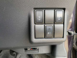 ダッシュボード右下には、両側電動スライドドアの開閉スイッチと、フォグランプのスイッチが並んでます。