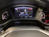 大型のスピードメーター内のインフォメーション画面で、燃費やオドメーターなどの表示の他に、標識認識機能やドライバー注意力モニターなどの表示もできる多機能なマルチインフォメーション・ディスプレーです。