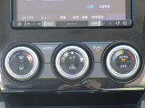 左右独立調整フルオートエアコンが付いてますので、運転席助手席それぞれの温度に調整できます!