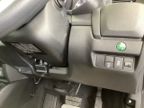 燃費をよくするECON、オートリトラミラー、横滑りを防ぐVSAなどのスイッチは、運転席の右側、手の届きやすい位置にあります。