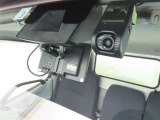 ドライブレコーダー装備:車の走行中の主に外観を中心に記録する撮影機材です!交通事故発生時の責任の所在を明確にしたり、観光等を記録するのにも役立ちます!