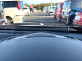 【ヘッドアップディスプレイ】現在の速度や走行情報をデジタル表示で運転席前方のガラスに投影!運転中、目線をずらさず必要な情報を確認できるのでとっても便利で安心!