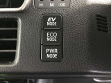モーターだけでとても静かに走れるEVモード付。更に燃費を良くするECOモード切り替えも付いています。
