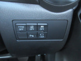 アイドリングストップ、LDWS車線逸脱警報システム、DSC横滑り防止装置、パーキングセンサーは運転席のスイッチでオンオフが可能です。カメラビューの切替スイッチも付いています。