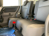 後部座席は左右独立してスライドします。必要に応じてシートアレンジが可能です。