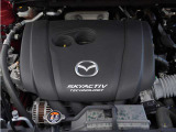 高効率直噴ガソリンエンジン「SKYACTIV-G 2.0」搭載車は、4-2-1排気システムを採用し、クルマとの一体感が味わえるリニアで気持ちのよいパワーフィールを得ることができます