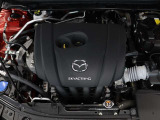 「SKYACTIV-G(ガソリン)」は、規格外の高圧縮を実現し、世界のエンジン技術者に驚きを与えました。さらに、それを維持したままノッキングの発生を抑え、熱効率を向上、走りにも寄与したエンジンです。