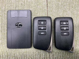 ポケットやバッグに入れたままドアロック操作ができるスマートキー。
