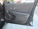 運転席・助手席ドアは開口範囲が広く、とても乗りやすいですよ!収納スペースもあり、定番のドリンクホルダーもあります!