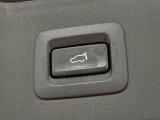 【パワーバックドア】運転席のボタンを押すだけでリアゲートが自動で開閉します!荷物を持っている時や、高い位置にあるバックドアを閉める際に便利な機能です♪