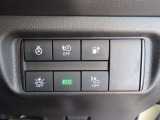 自動(被害軽減)ブレーキ、横滑り防止装置など安全装置に関する操作ボタンやヒーターハンドルなどのスイッチが付いています。