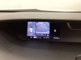 メーターパネル内に表示される『アラウンドビューモニター』は、空から見下ろすような視点で、スムースな駐車と安全確認をサポートします。