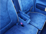 運転席と助手席の間に肘置きがあります。また、肘置きを開けると、収納スペースもあります!