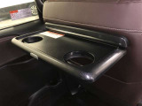助手席シートバックには折り畳み式シートバックテーブルが設置されています。カップホルダーが2個付いています。使わないときはすっきりと畳んでおけます。