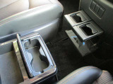 運転席と助手席の間にカップホルダーが計4個設置されてます。