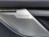 【MERIDIANサラウンドサウンド メーカーオプション参考価格:￥93,000-】「MERIDIAN」のサウンドシステムを搭載。低音から高音までをクリアに再現し車内に臨場感溢れる音響空間を提供致します。